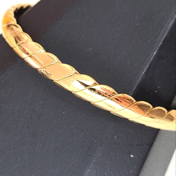 Vintage MONET Gold Tone Bangle Bracelet - Picture 3 of 8